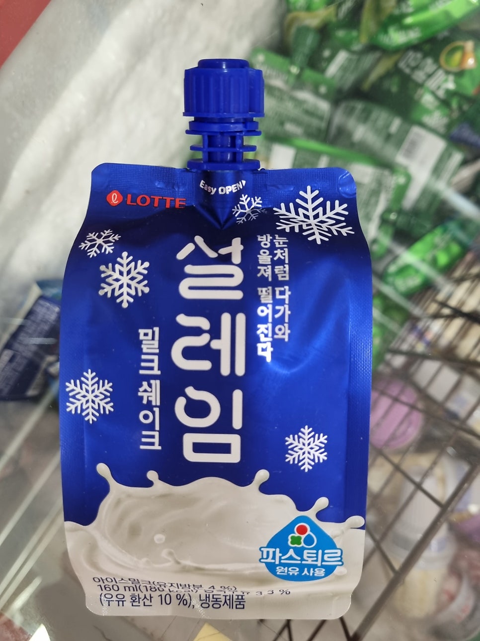 롯데 설레임 밀크쉐이크 파우치에 눈처럼 다가와 방울져 떨어진다라는 문구와 파스퇴르 원유 사용 정보가 적혀 있습니다.